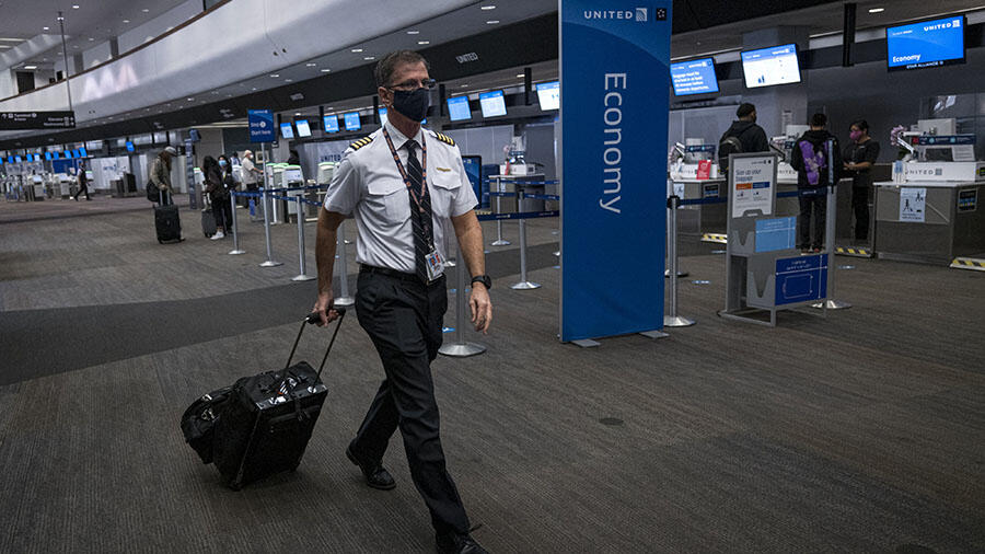 United Suggests Vaccinated Pilots Won't Fly With Unvaccinated Coworkers iHeart