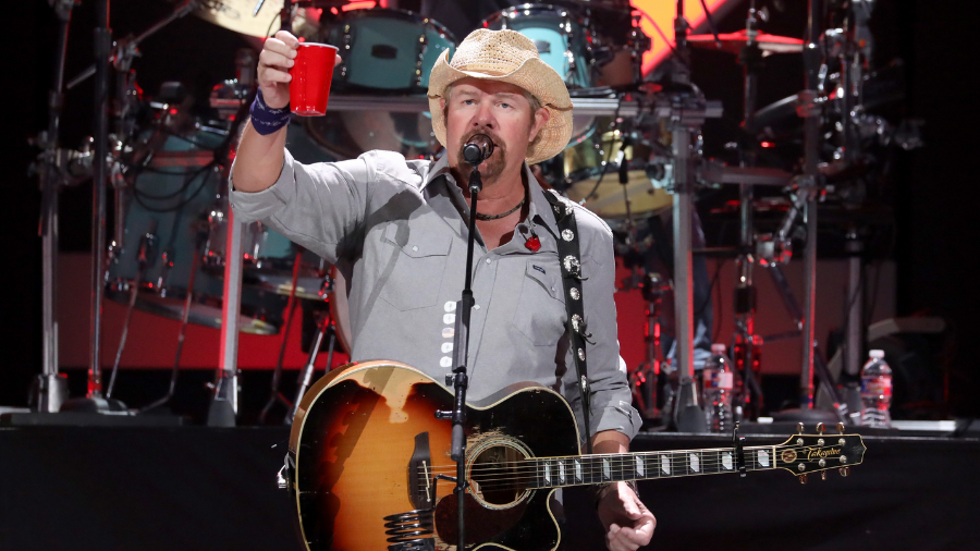 Toby Keith Raises His Whiskey To First Responders At iHeartCountry Fest ...