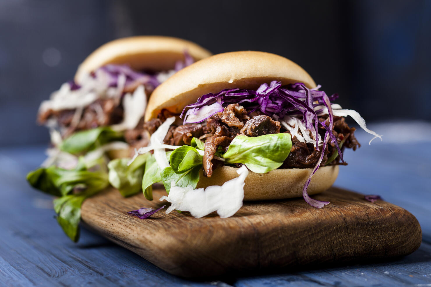 Vegan jackfruit jurger with red cabbage, white cabbage, lamb's lettuce