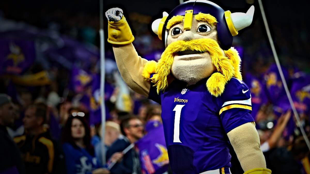 Vaccinated Vikings lineman Dakota Dozier hospitalized with COVID-19 