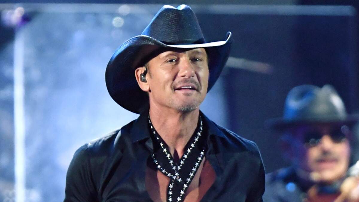 Exclusive! See First Pics of Tim McGraw and Faith Hill in Yellowstone  Spinoff 1883 Costumes - Parade