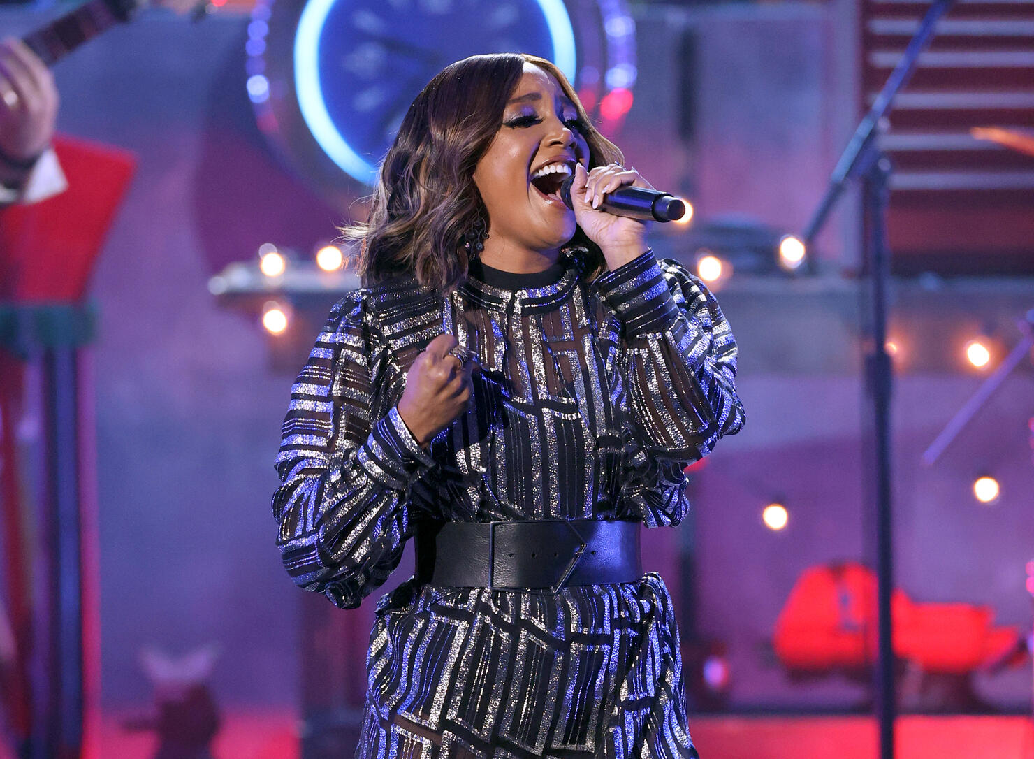 Mickey Guyton Shows What It Means To Be 'All American' At 2021 AMAs ...