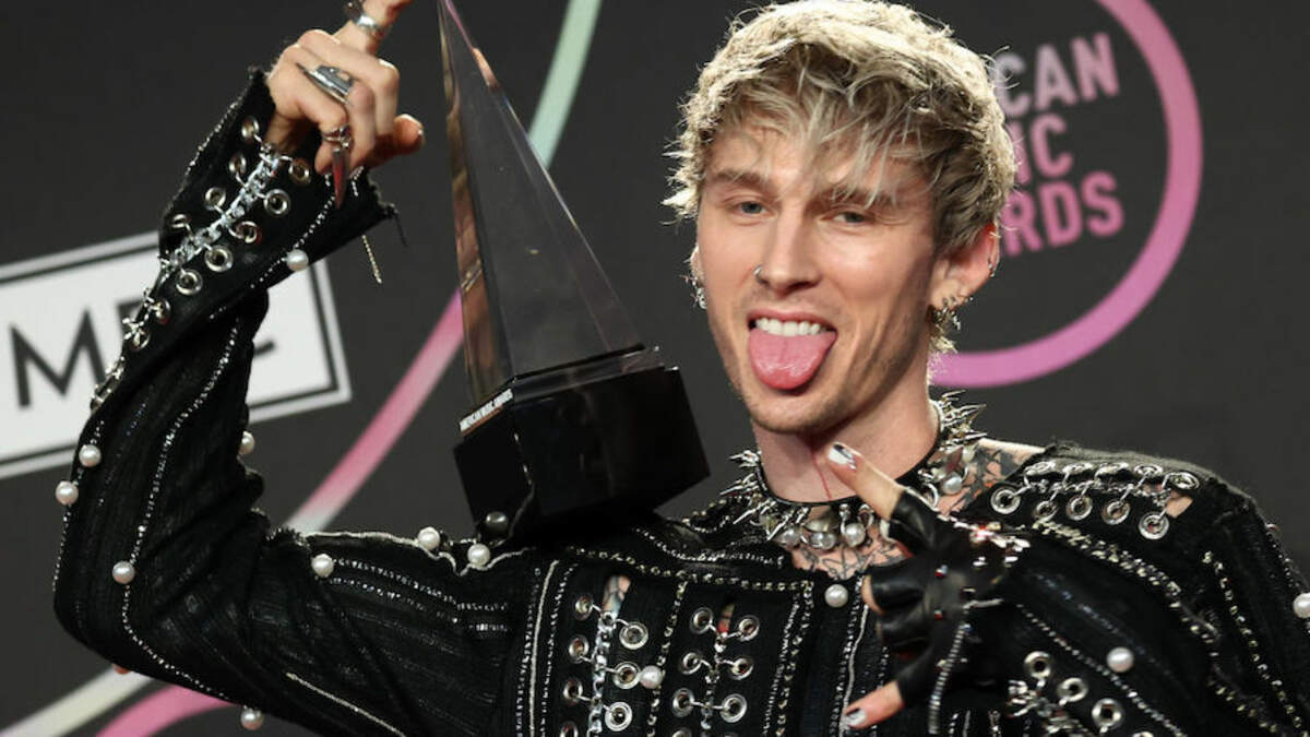 Machine Gun Kelly Brings Daughter As His AMAs Date | iHeartRadio