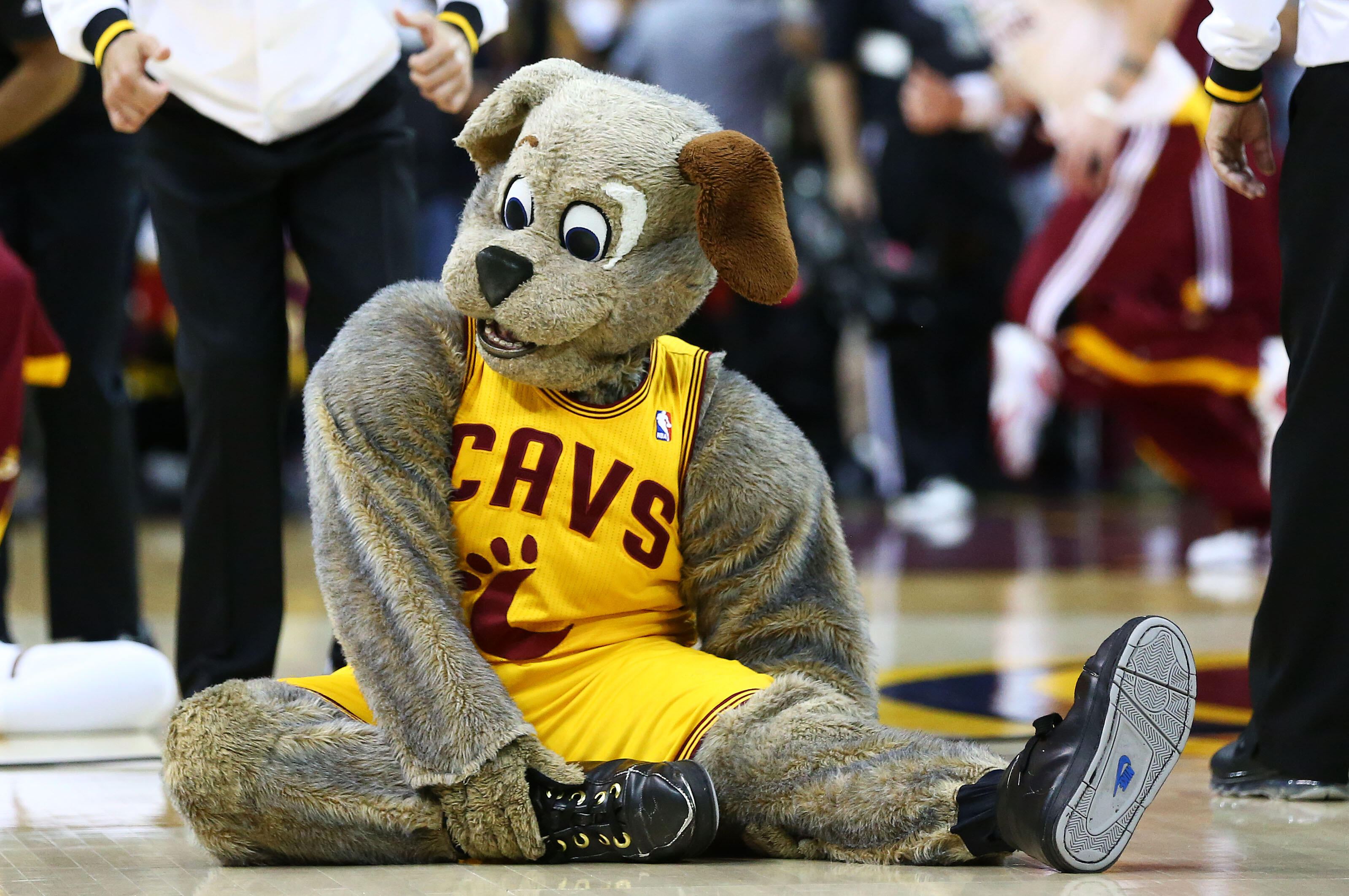 Shot of the year? Cavs mascot Moondog shows off skills