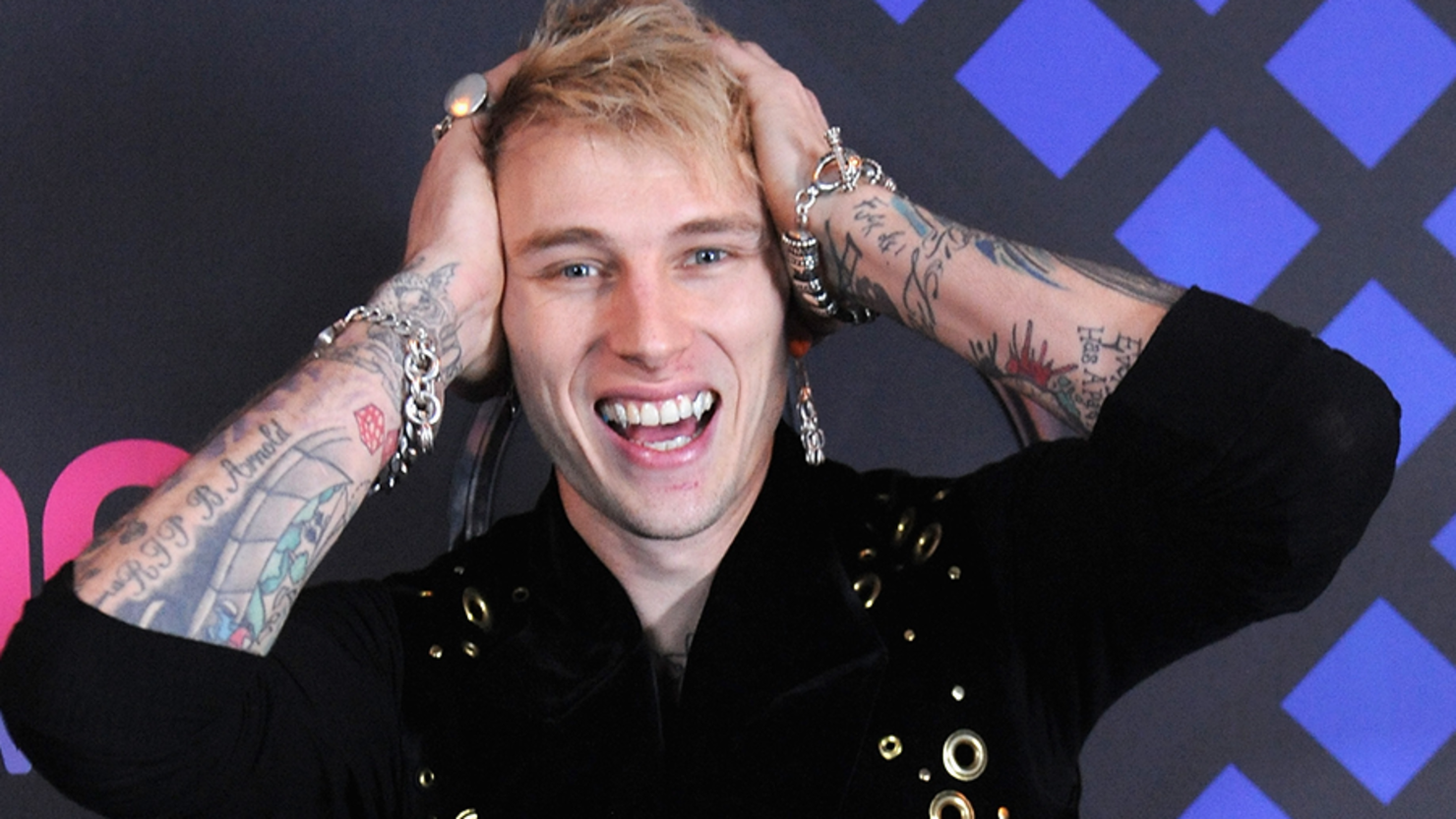 Mgk mos. Machine Gun Kelly. Рэпер машин Ган Келли. MGK прическа. Machine Gun Kelly прическа.