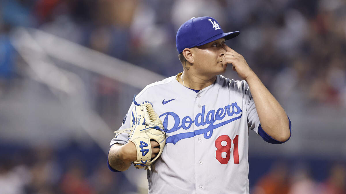 A picture of Victor Gonzalez very emotional after the game holding