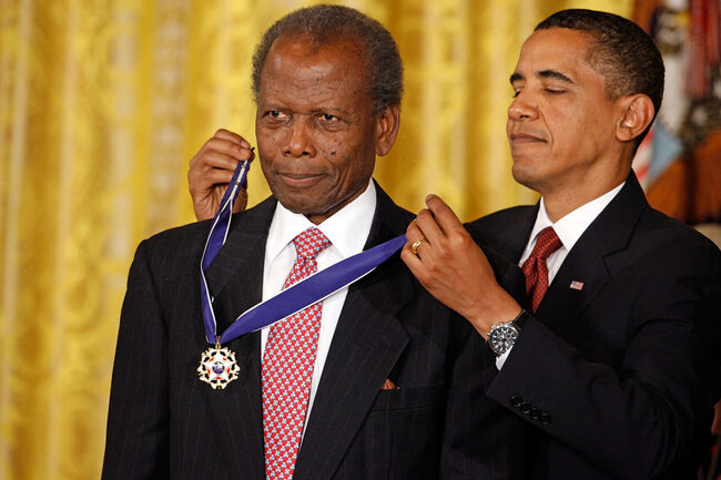 Obama Honors Sixteen With Congressional Medal Of Freedom