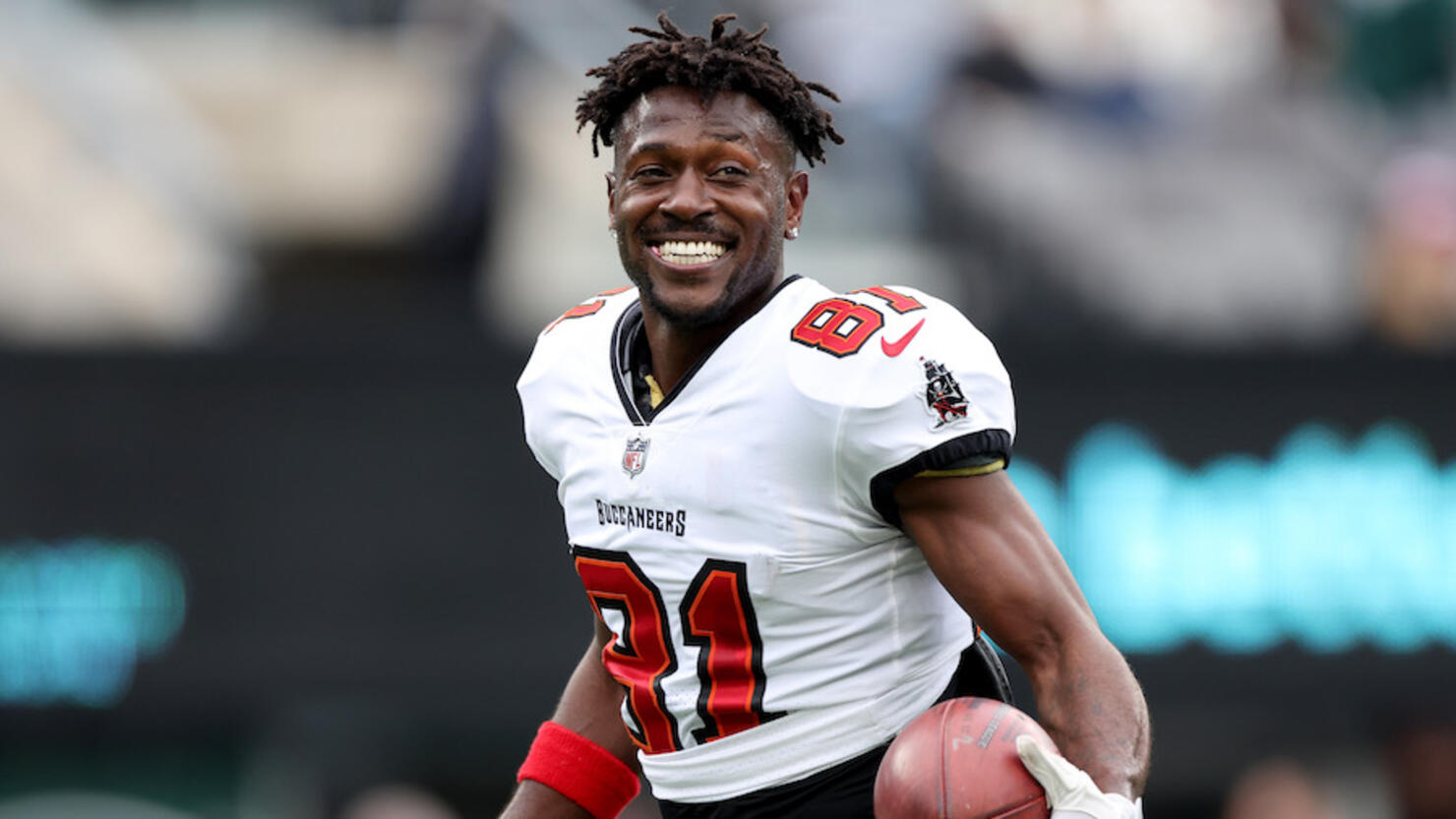 Sports Illustrated - Breaking: Antonio Brown is signing with the Tampa Bay  Buccaneers on a one-year deal, per Adam Schefter AB will likely make his  Bucs debut in Week 9 vs the