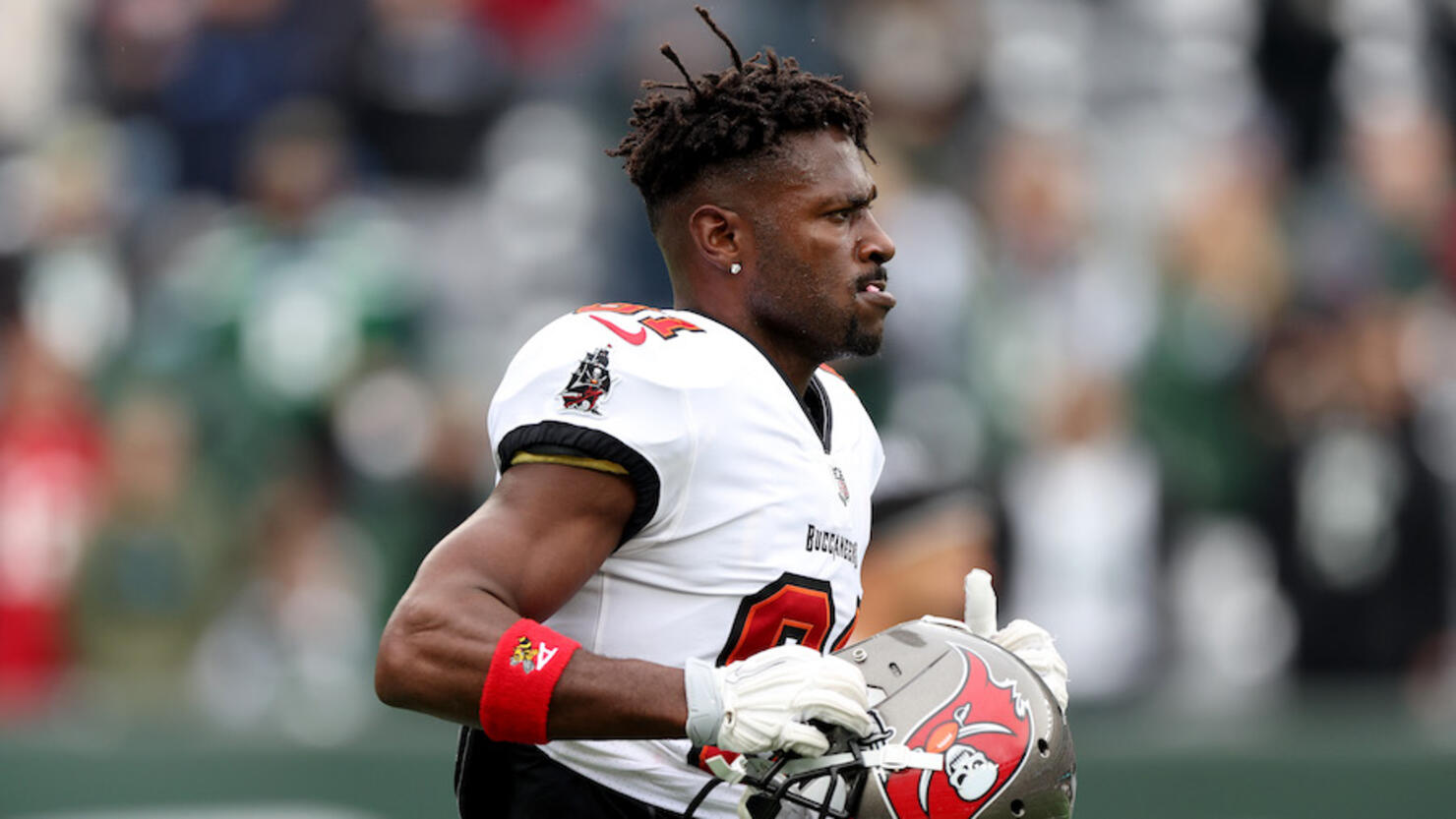 ampa Bay Buccaneers' Antonio Brown Suspended for Misrepresenting Vaccine  Status - Bloomberg