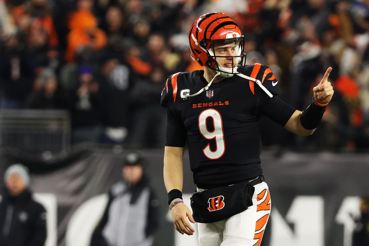 Joe Burrow's dad does it again, posts photo of the Bengals QB wearing a  Chiefs helmet