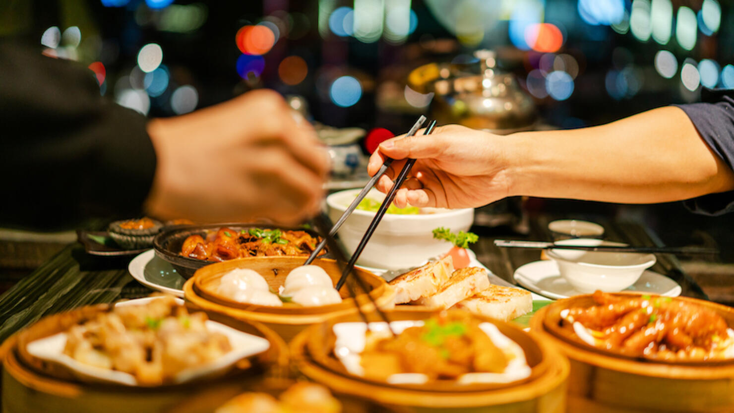 Many people are eating Guangzhou snacks and evening dining environment