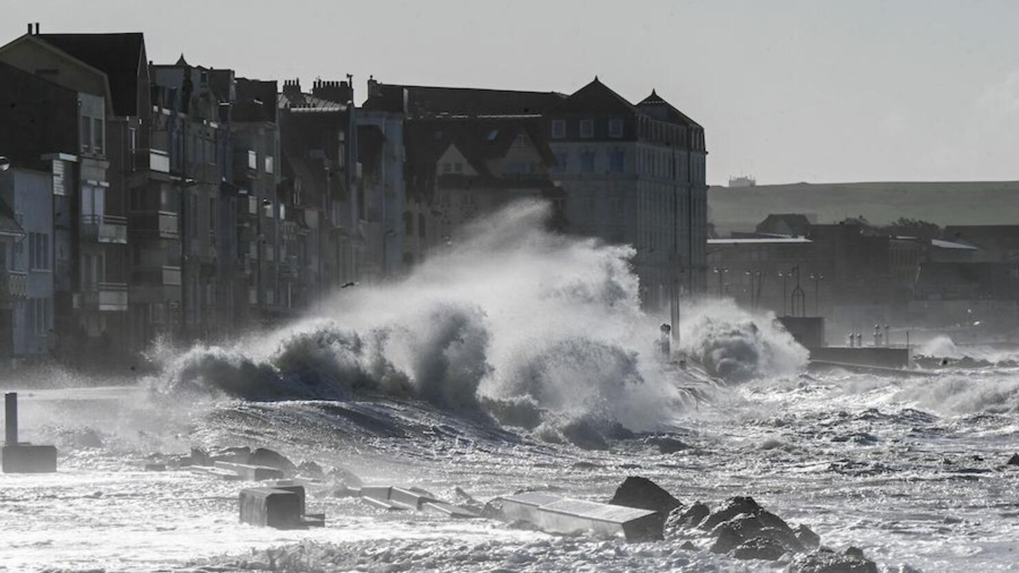 TOPSHOT-FRANCE-EUROPE-WEATHER-DUDLEY