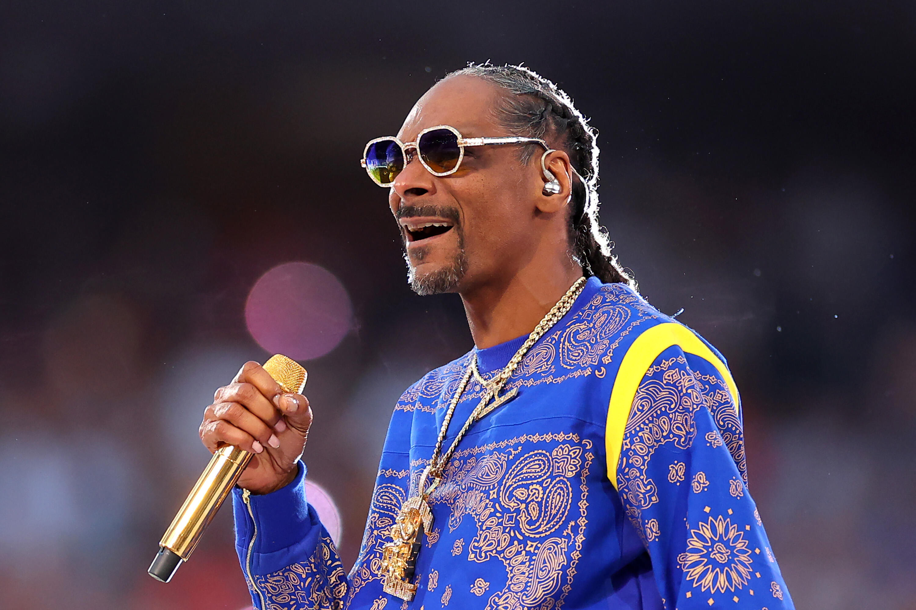 Snoop dogg olympic. Снуп дог 2022. Снуп дог 2021. Snoop Dogg super Bowl 2022. Тренер Сенегала снуп дог.