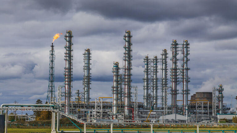 Oil and gas refinery complex