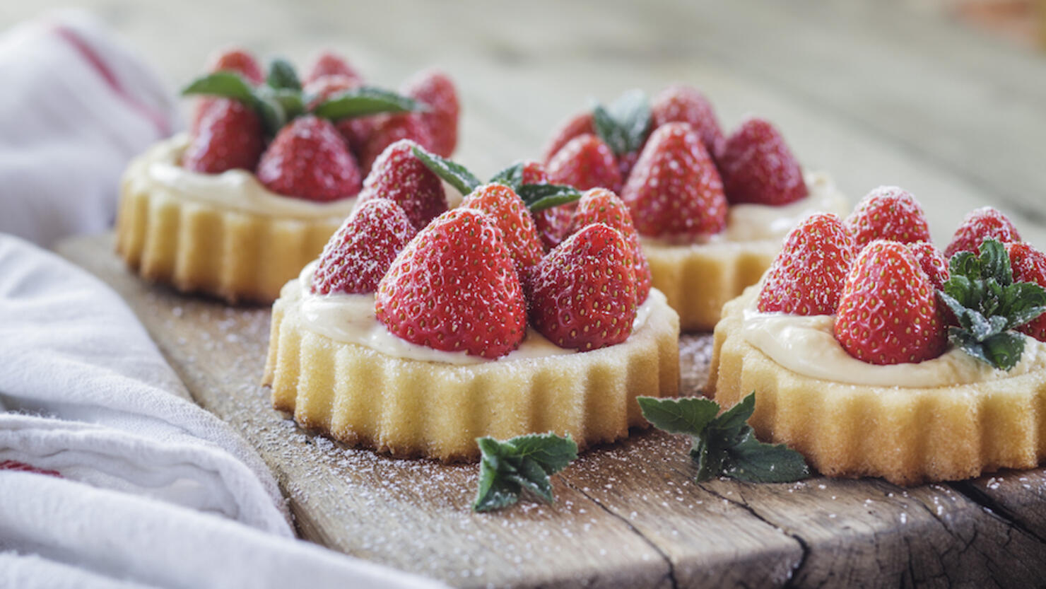 Tartlets with pudding filling and strawberries