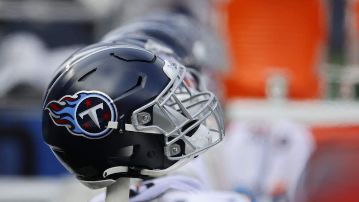 Tennessee Titans Unveil Oilers Throwback Uniform — UNISWAG in 2023