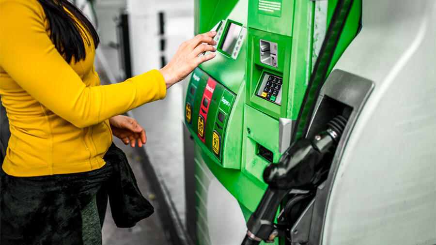 california-may-offer-residents-up-to-800-in-debit-cards-to-pay-for-gas