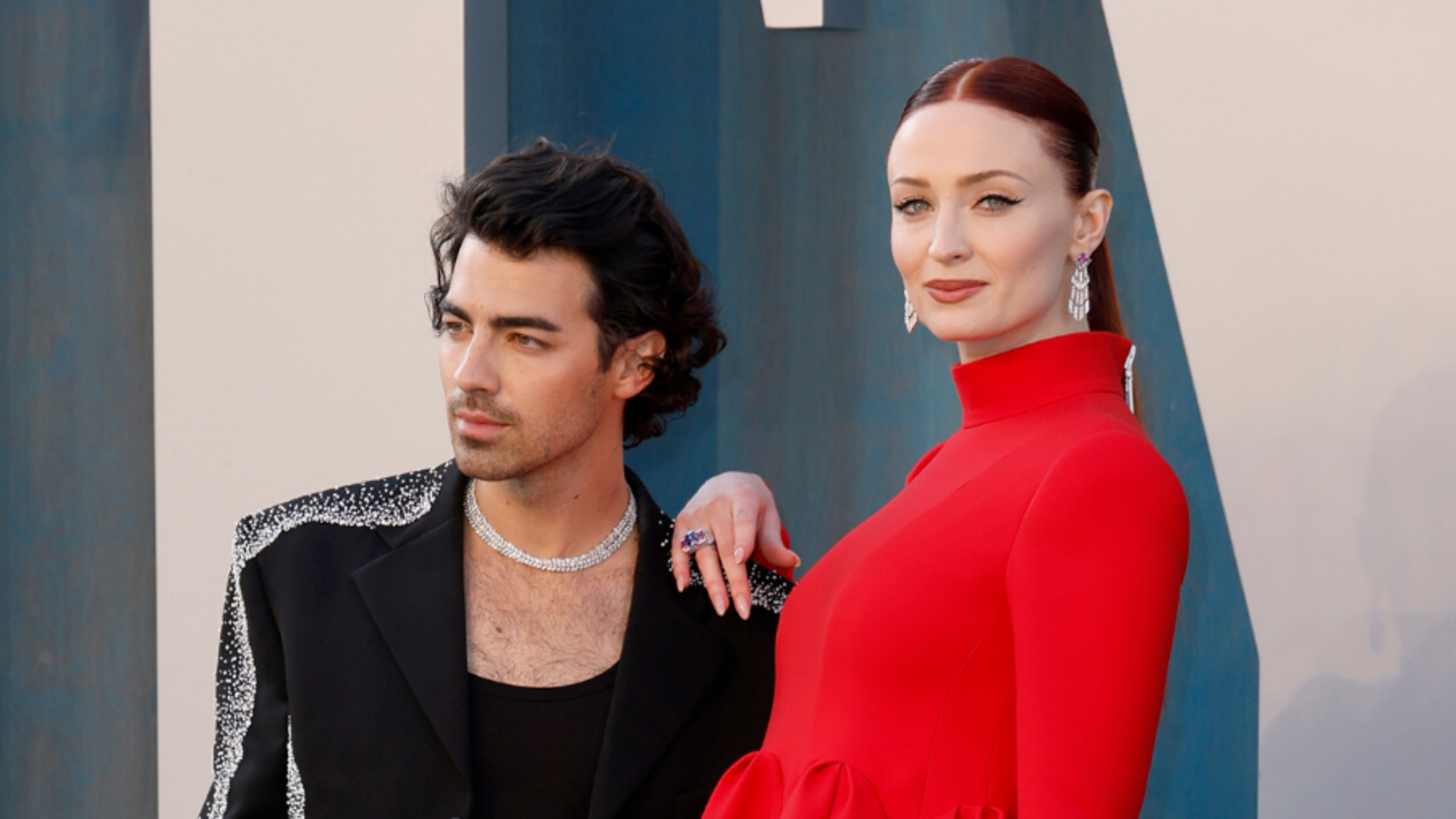 Find someone who looks at you the way @joejonas looks at #SophieTurner