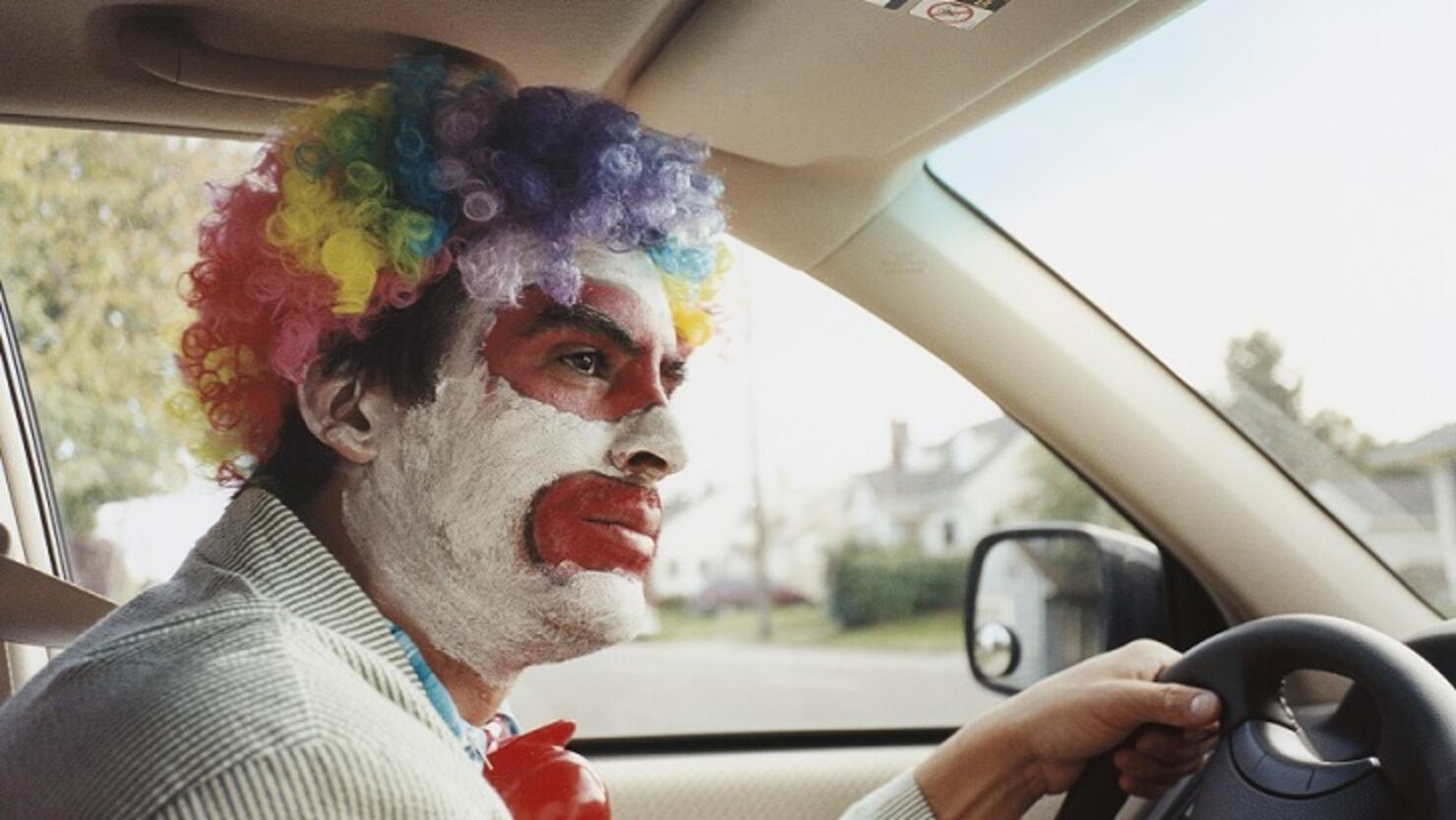 Человек надевает маску клоуна. Фургон клоуна. Машина «клоун». Люди клоуны психология. Ведет как клоун