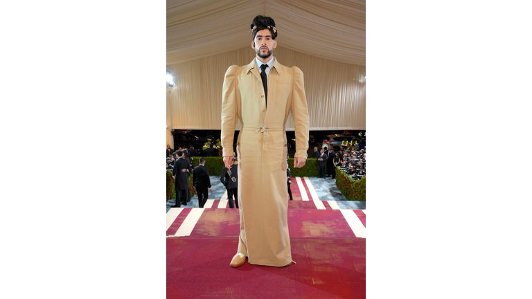 Bad Bunny IMPACTA CON SU LOOK EN FALDA en su debut en el Met Gala (FOTOS) |  WBZ NewsRadio 1030