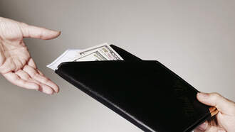 Bartender Posted A Video Of Her Paycheck To Show The Importance Of Tipping