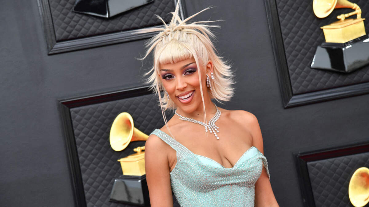 Would you rock Doja Cat's new no-eyebrow look? - The Standard Entertainment