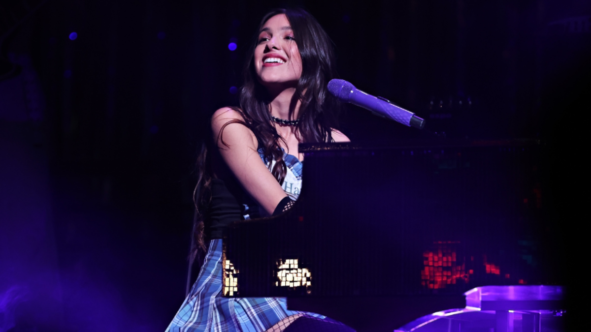 Watch Olivia Rodrigo Rock Out To A '90s Classic | American Top 40