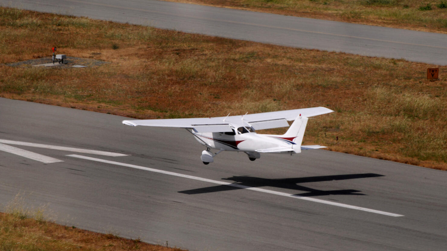 airplane landing Cessna 172