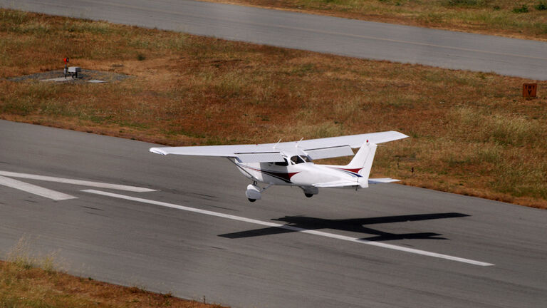 airplane landing Cessna 172
