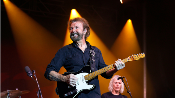 Ronnie Dunn Is On A Search For A Honky Tonk Town In His New Song