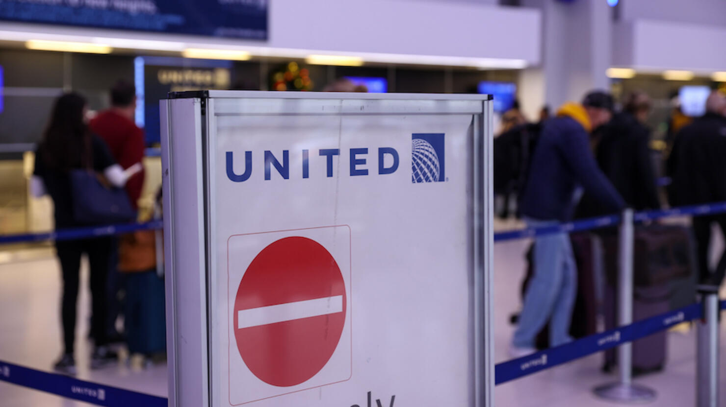 Thousands of flights cancelled amid rise in omicron