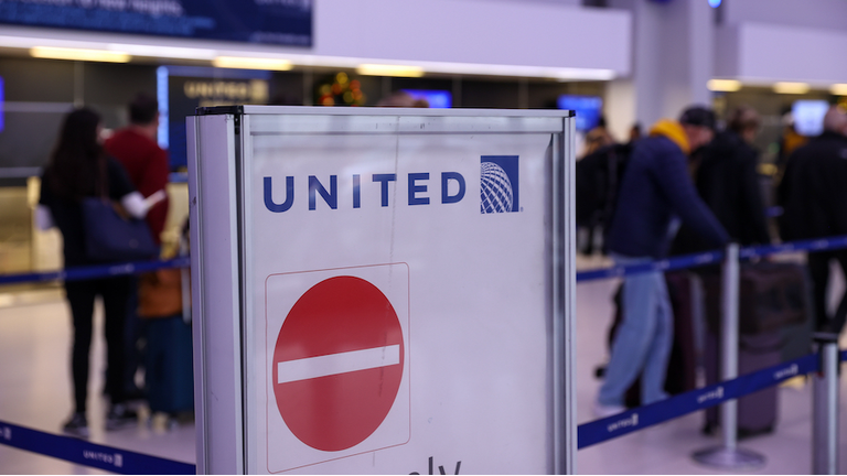 Thousands of flights cancelled amid rise in omicron