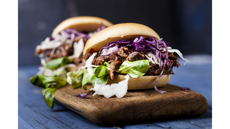 Vegan jackfruit jurger with red cabbage, white cabbage, lamb's lettuce