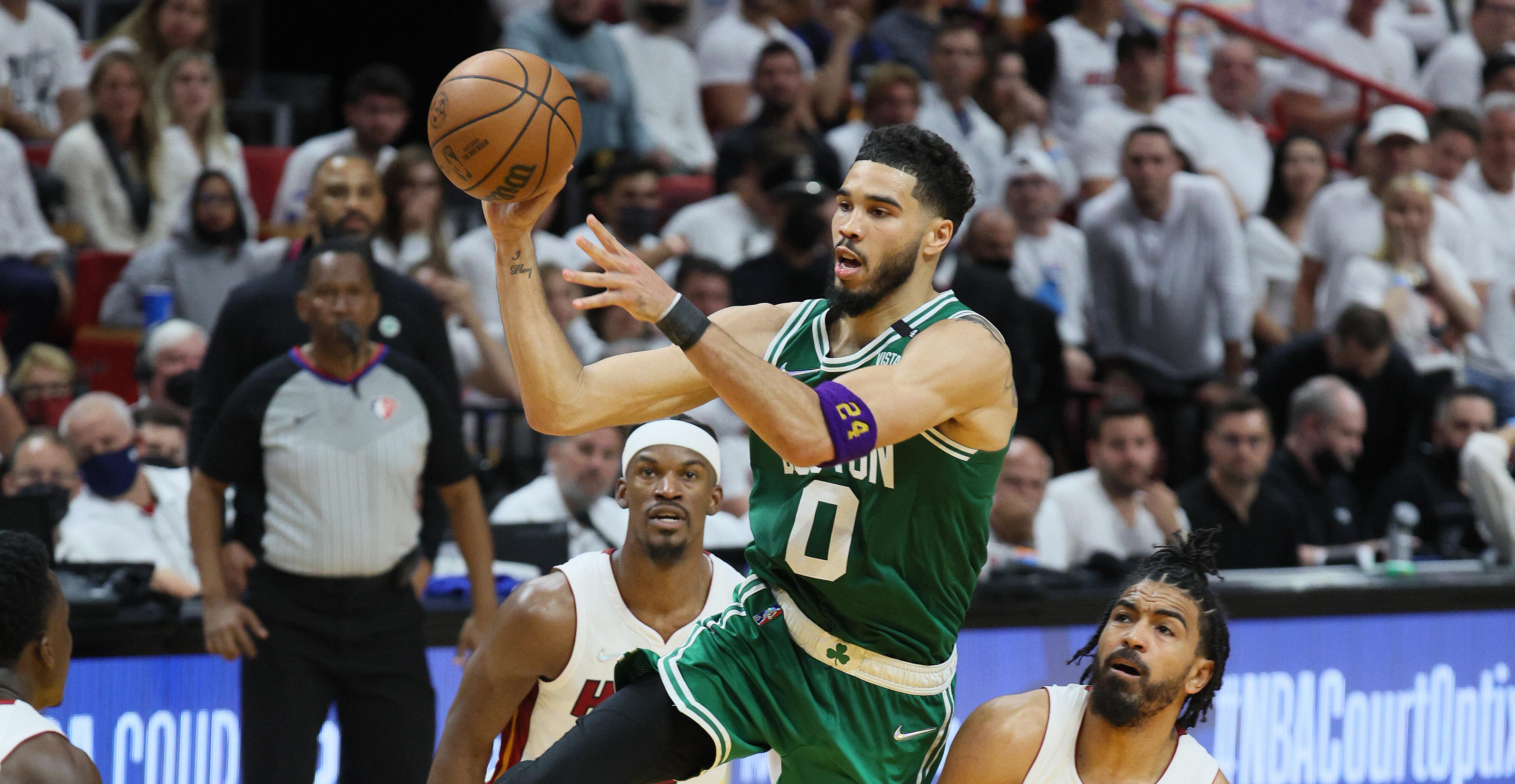 Bleacher Report NBA on X: Jayson Tatum and some of the Celtics players are  wearing purple No. 8 and No. 24 arm bands in honor of Kobe Tatum went off  for 18