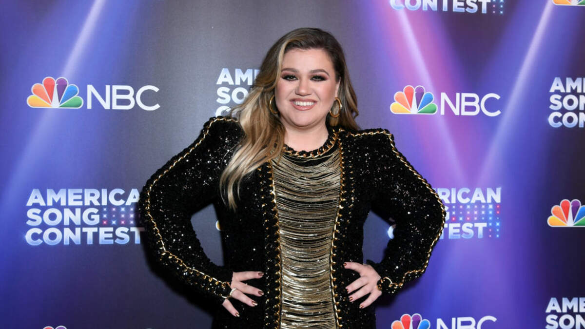 WATCH: Kelly Clarkson Sings The Weeknd's 'Save Your Tears' For ...