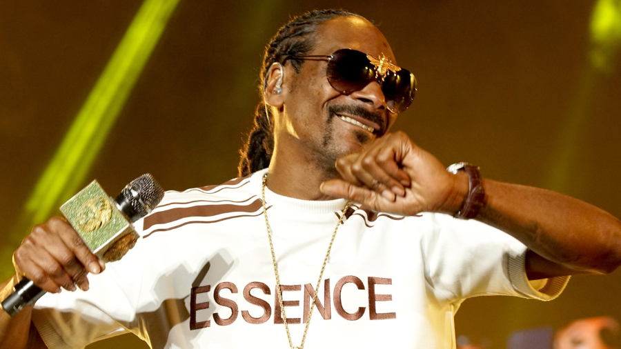 See Snoop Dogg's Reaction To A Proposal At His MeetAndGreet iHeart