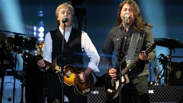 Here's How Dave Grohl Honored Taylor Hawkins During Paul McCartney Set