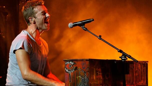Watch Chris Martin Play A Coldplay Classic On A Pub Piano