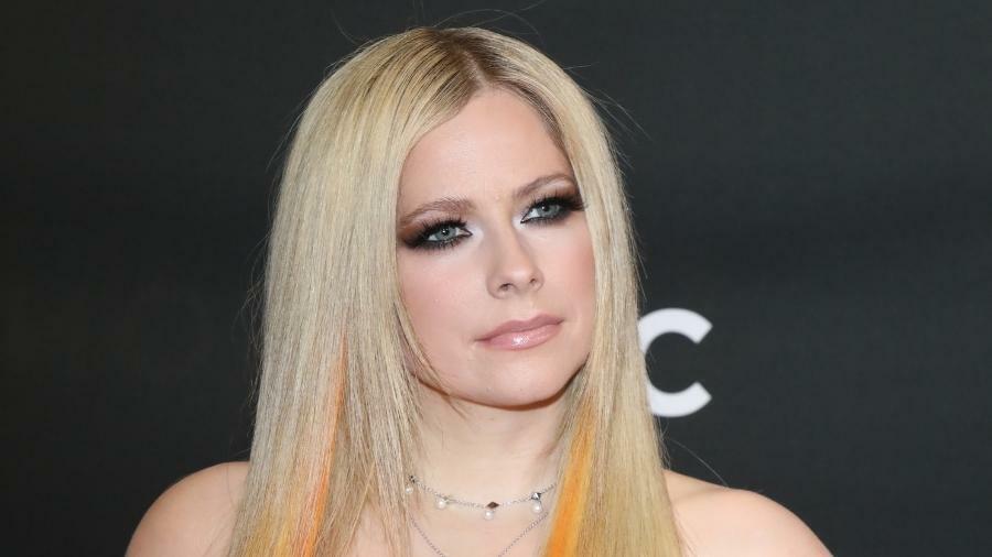 Avril Lavigne Hilariously Calls Out 'Lookalike' Conspiracy Theory