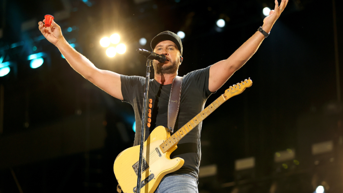 Here's How Luke Bryan Spends The Fourth Of July | 104.3 KCY | Chris ...