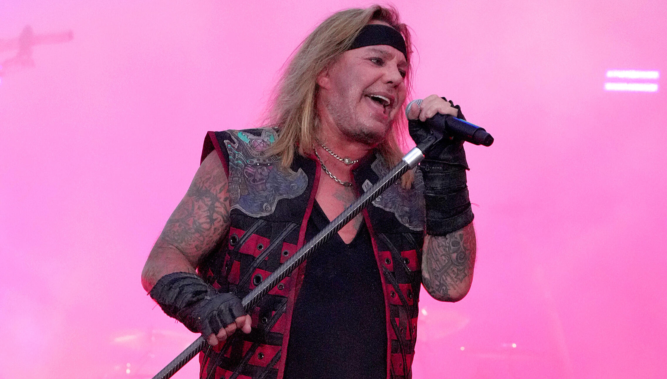 Vince Neil Is Using A Teleprompter For Lyrics On The 'Stadium Tour