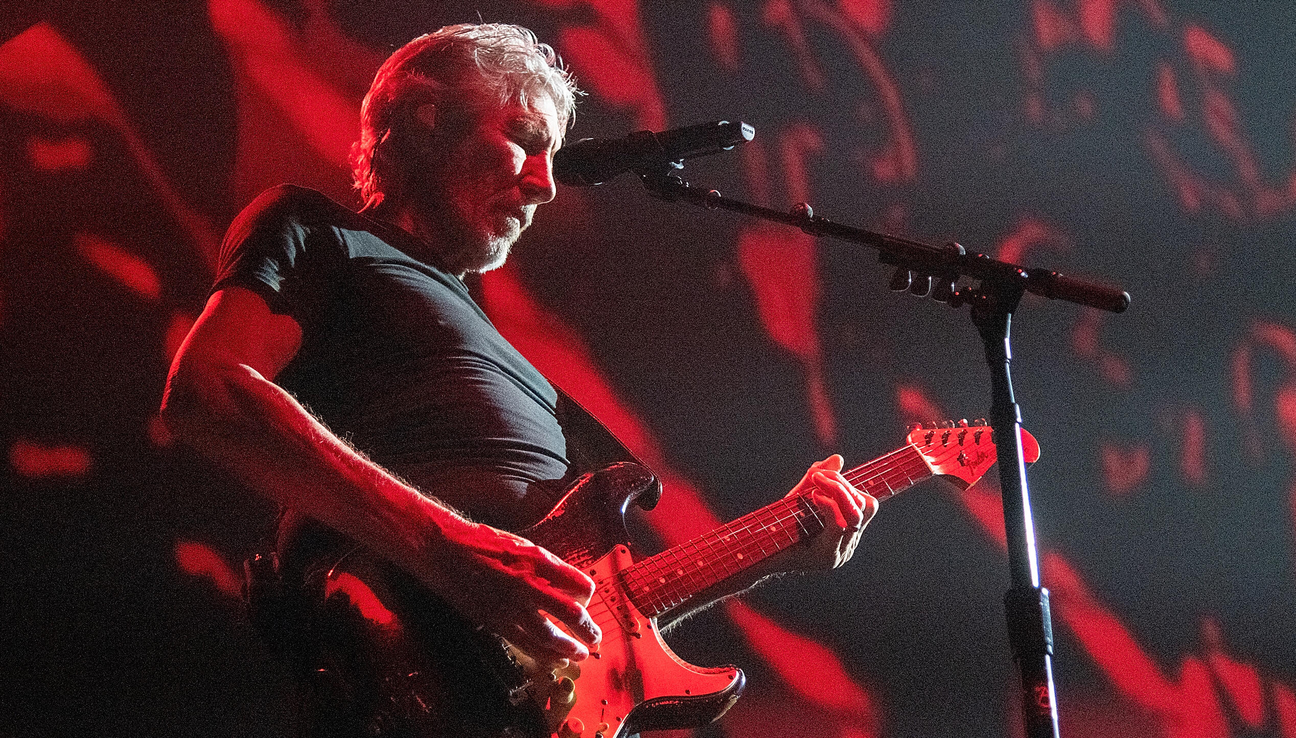 roger waters tour guitarist