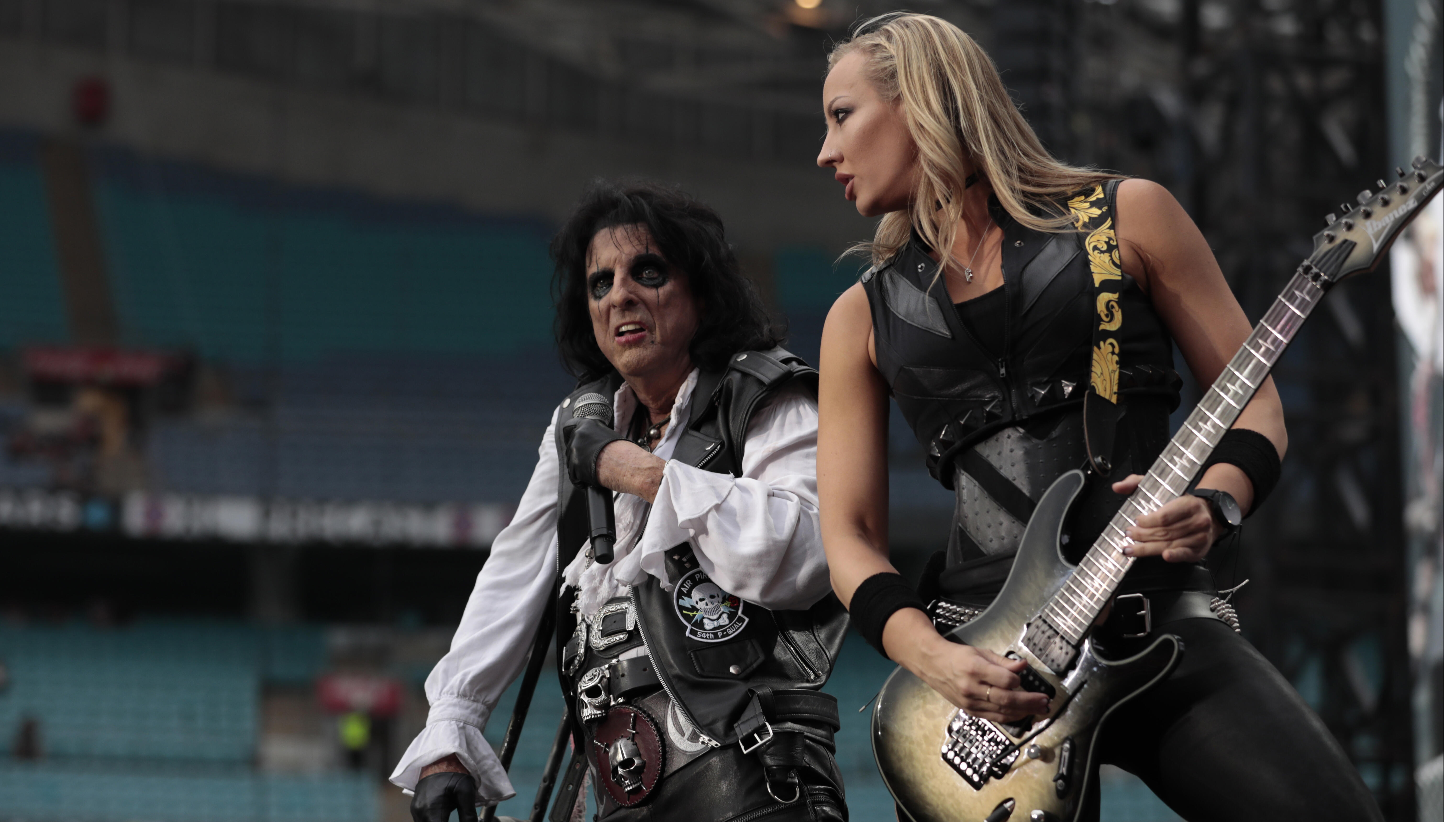 Песня элис группа. Гитаристка группы Alice Cooper. Элис Купер гитаристка. Nita Strauss Alice Cooper. Гитаристка Alice Cooper Нита.