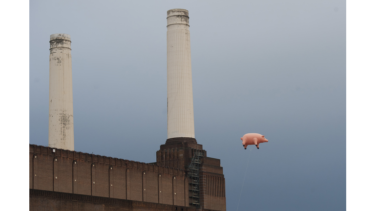An inflatable pig floats above Battersea
