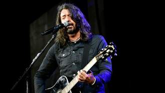 Dave Grohl performs 'My Hero' live Billie Eilish