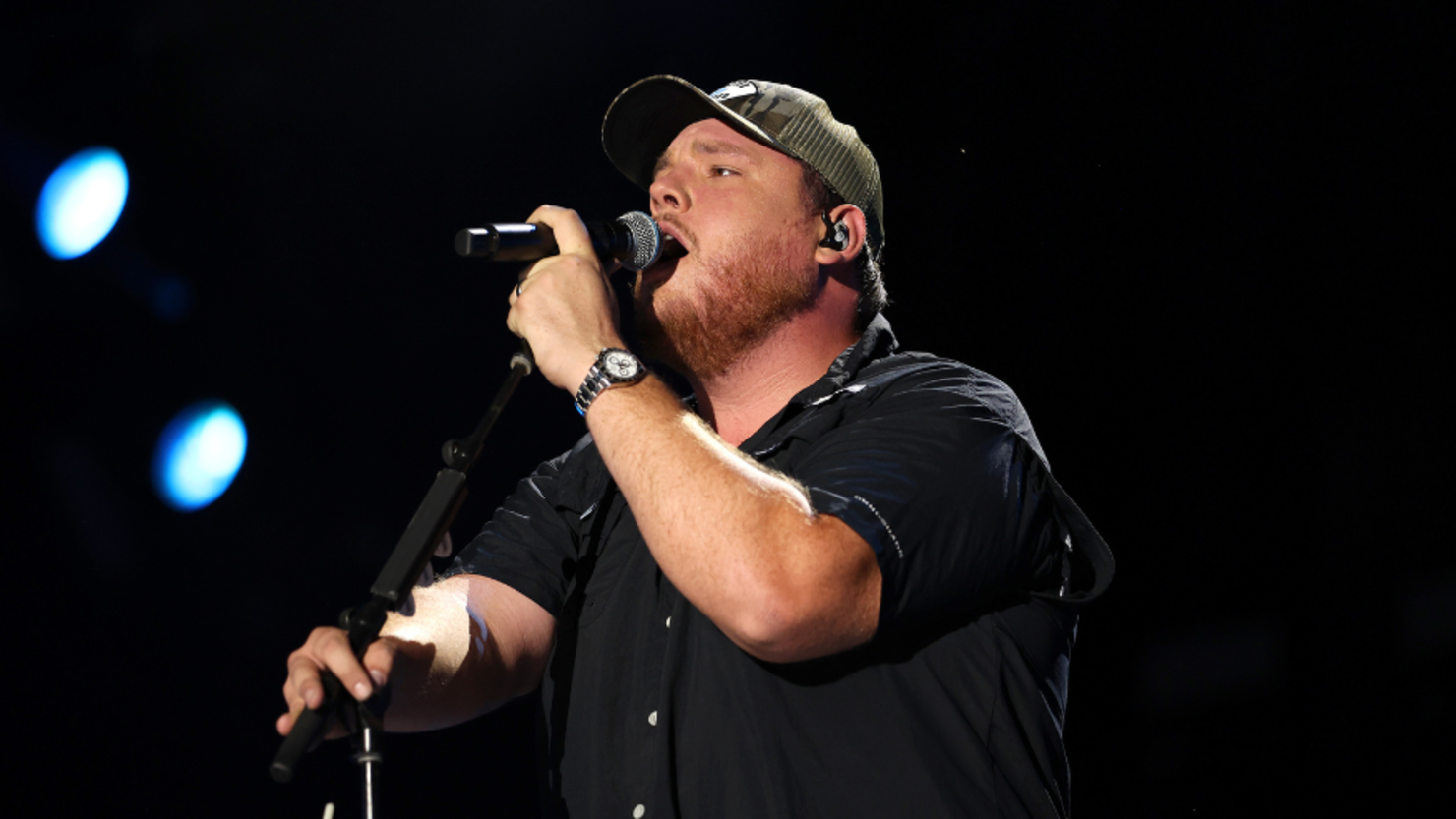 Luke Combs surprises Y100, Resch with free beer, pizza for tour stop