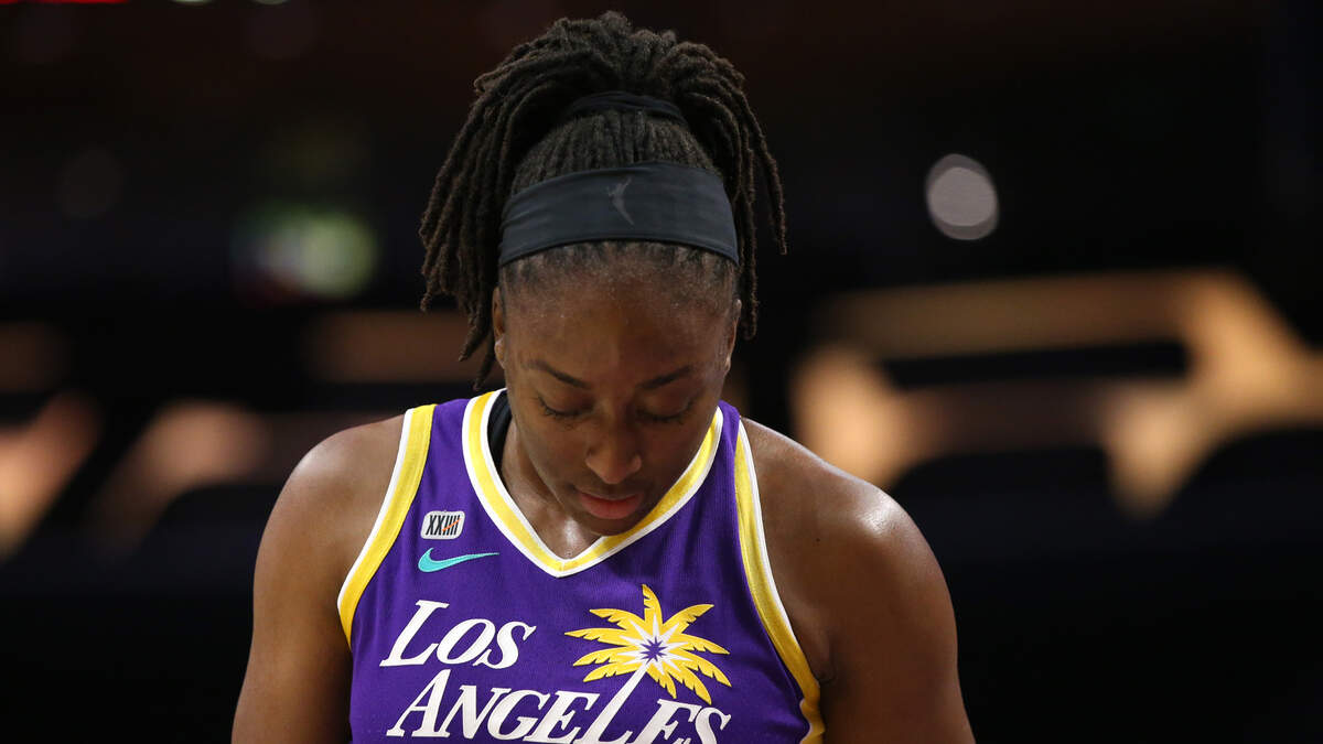 Los Angeles Sparks forced to sleep in airport after canceled flight