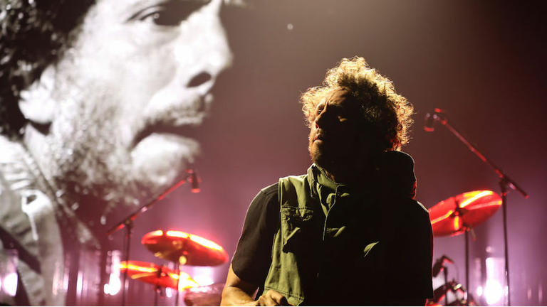 Zack de la Rocha injured his leg during Rage Against the Machine's con