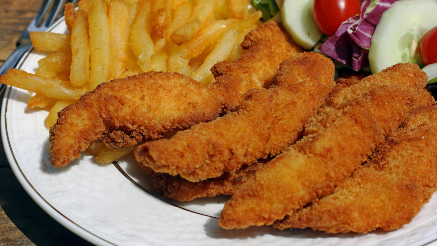 Chicken finger dinner with salad and french fried potato