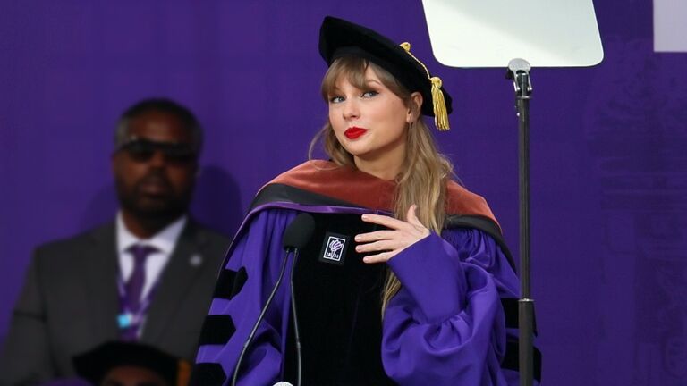 Taylor Swift Delivers New York University 2022 Commencement Address